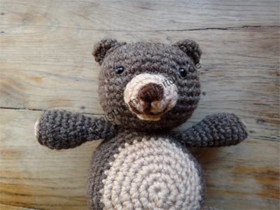 Der Amigurumi-Bär Bärlina von vorn.