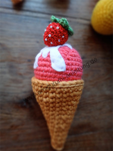 Amigurumi-Eis mit Erbeer-Sahne Geschmack