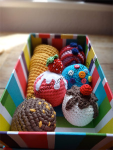 Bunte Box mit gehäkelte Eistüten und vielen Amigurumi- Eissorten