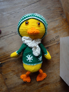 So siehr die Amigurumi-Ente aus, mit Mütze und Schal