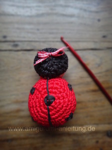 Der Amigurumi-Marienkäfer wir aus Baumwolle gehäkelt.