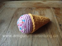 Dieses Amigurumi-Eis ist eine selbstgehäkelte Babyrassel.