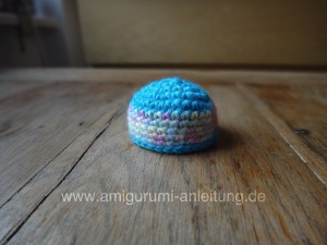 Der Amigurumi-Schmetterling braucht eine gehäkelte Mütze.