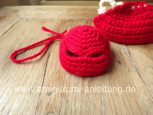 Die Mütze vom Amigurumi-Hase hat zwei Löcher für die Ohren