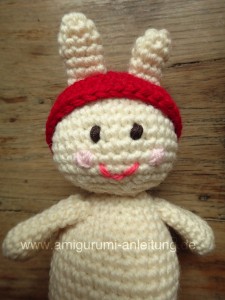 So sieht der Amigurumi-Hase mit Mütze.