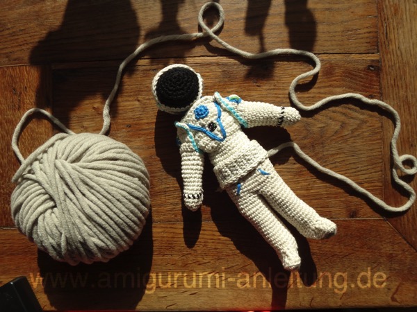 Amigurumi Astronaut aus Baumwolle gehäkelt